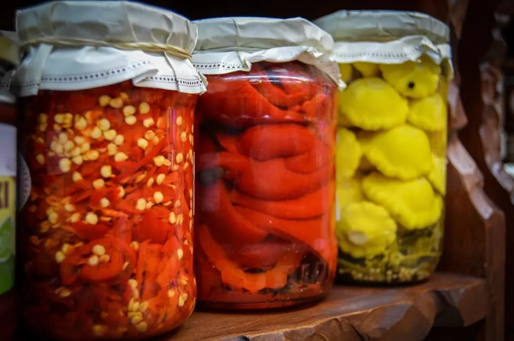 Банки с ферментированными овощами